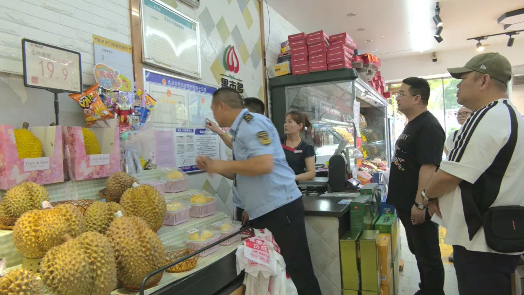 全程贴身伴执法 武陵区行政执法监督员上岗履职