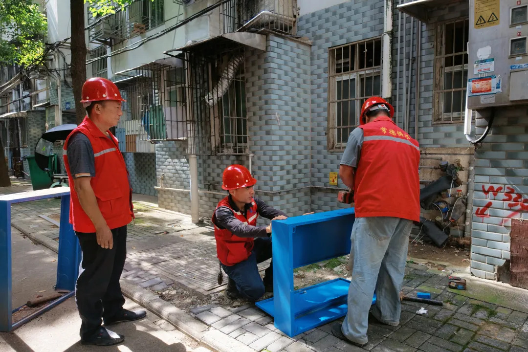（为民办实事）紫桥社区：“小红人”巡查摸排    30个老旧水表箱集中换新