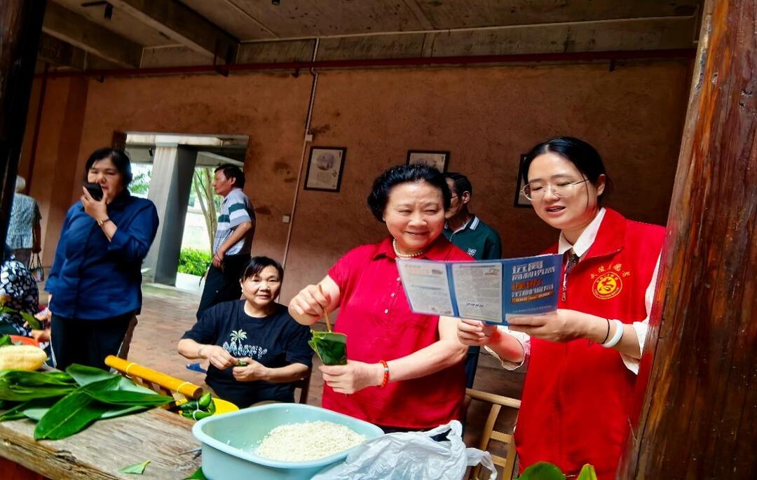 粽叶飘香献爱心 防非宣传护万家——府坪街道新村社区开展端午特色志愿活动