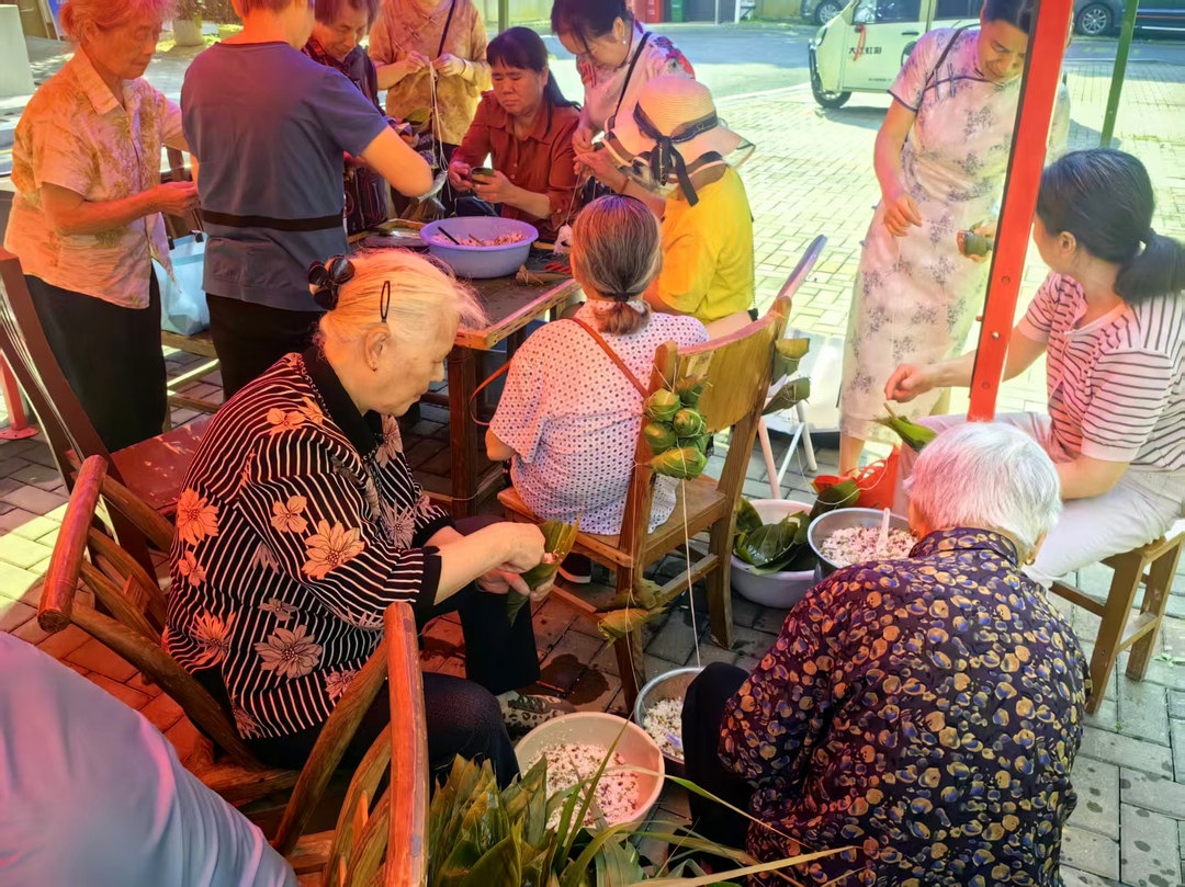 德山街道开展“巧手包粽话团圆 温情相伴庆佳节”端午主题活动