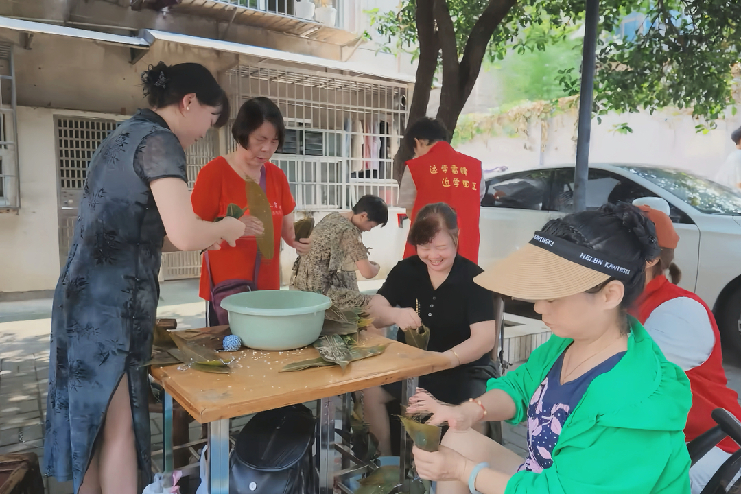 穿紫河街道民政社工站举办端午民俗惠残公益游园会