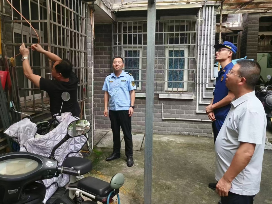 南坪街道联合消防部门开展飞线充电整治及安全宣传 筑牢安全防线