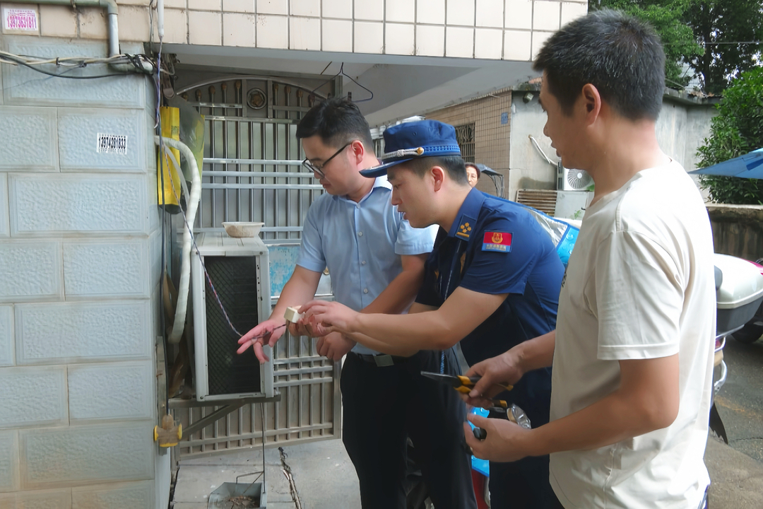 府坪街道：夜查“飞线”除隐患 守护居民“生命线”
