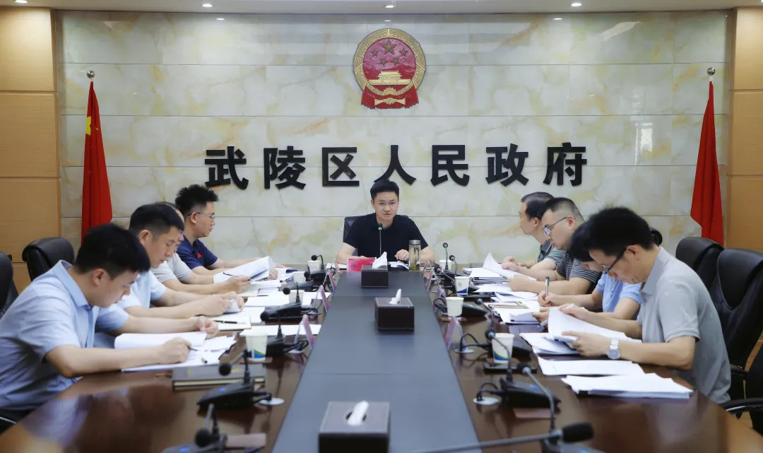 寻健主持区政府党组理论学习中心组2026年第5次集体学习