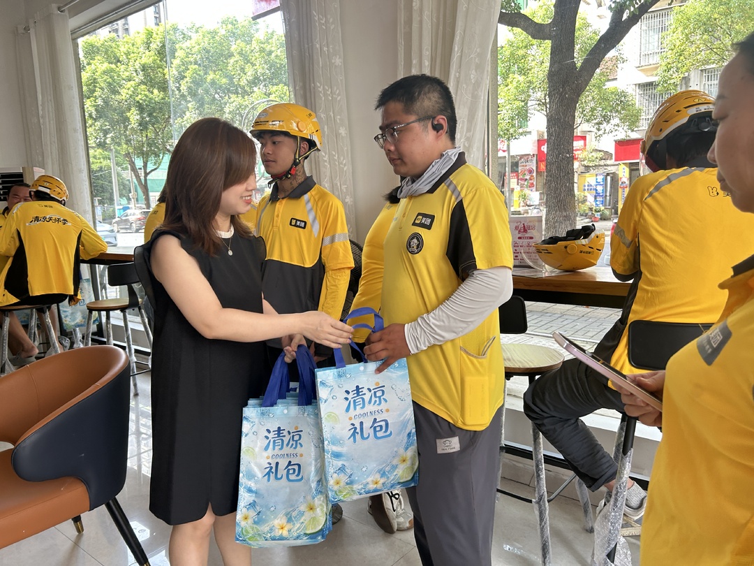 荷花社区开展“骑士节夏季送清凉”主题活动