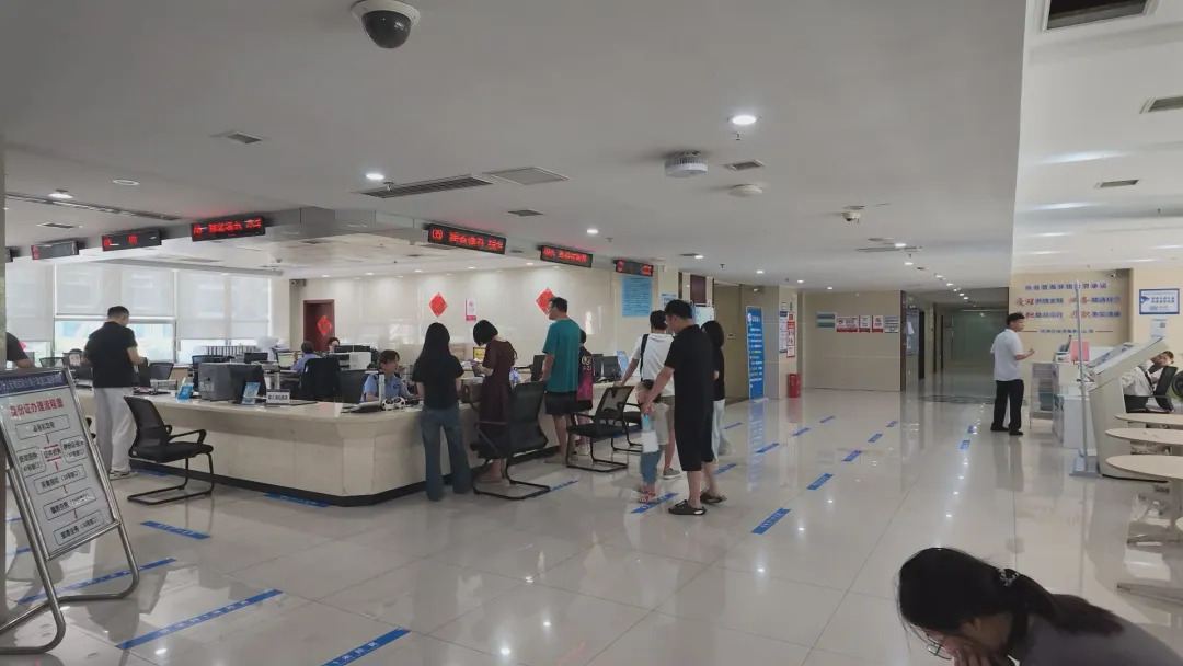 武陵区政务中心暑期办证迎高峰  延时服务+贴心细节让政务更有温度