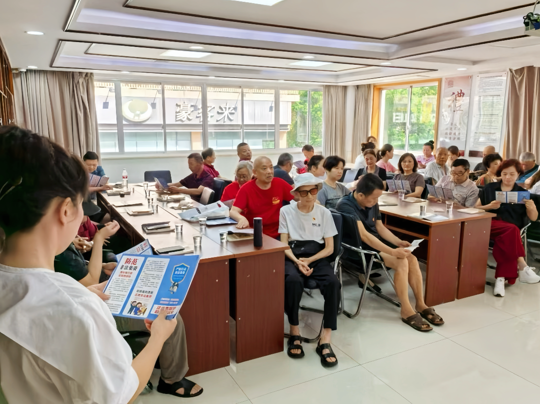 丹阳街道多社区联动开展防范非法集资宣传