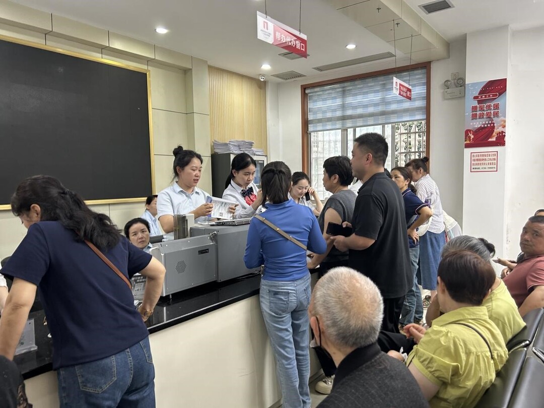武陵区人社局：服务送到家门口 社保卡换发进街道