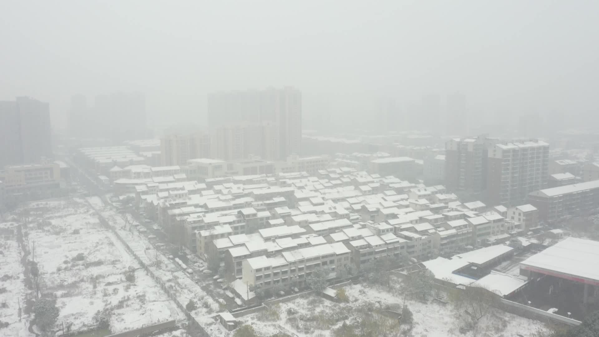 常德迎来今年入冬首场降雪  交警多措并举除雪保畅