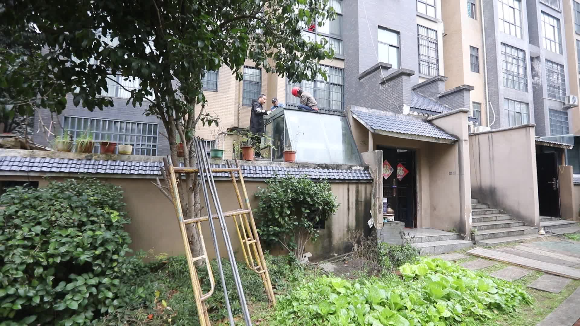 芷兰街道：居民自发拆除占压燃气管线建筑物