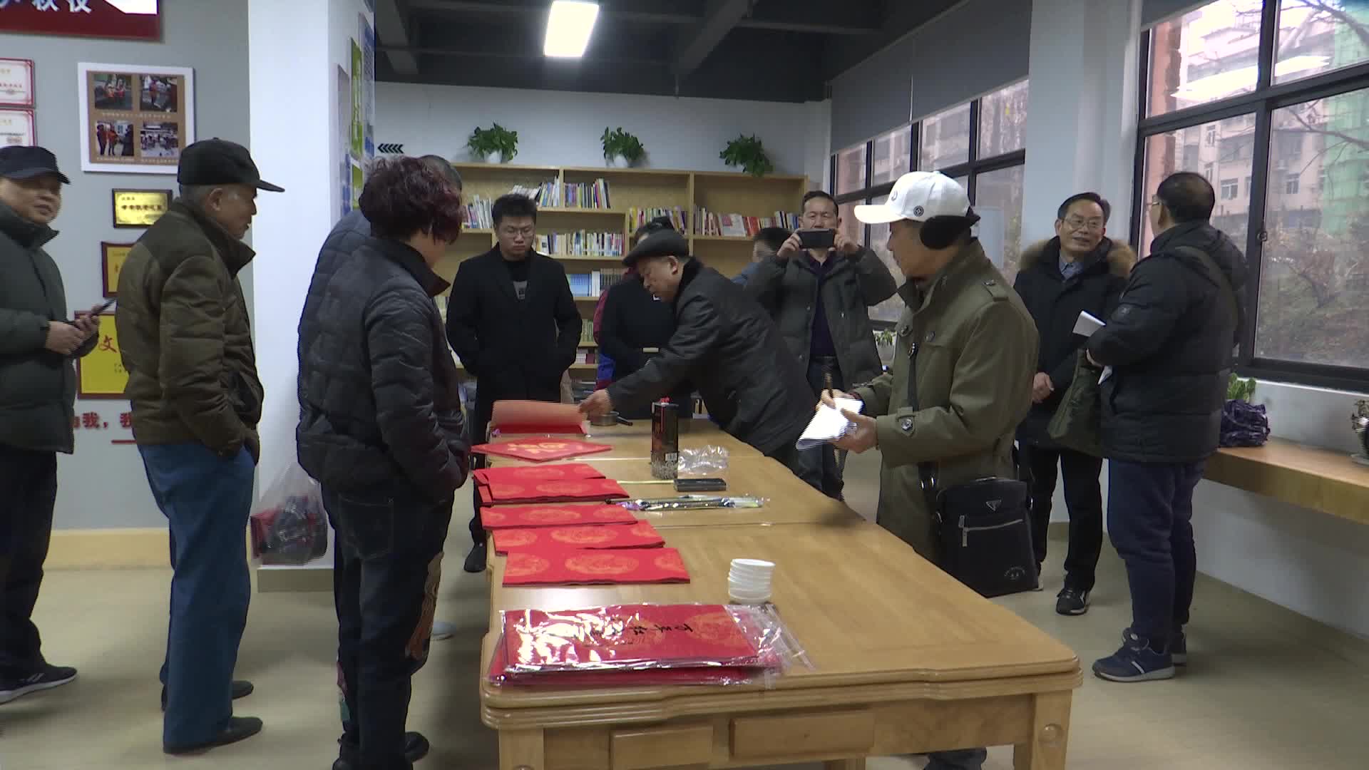 东湖巷社区开展“迎新春送福字”联谊活动