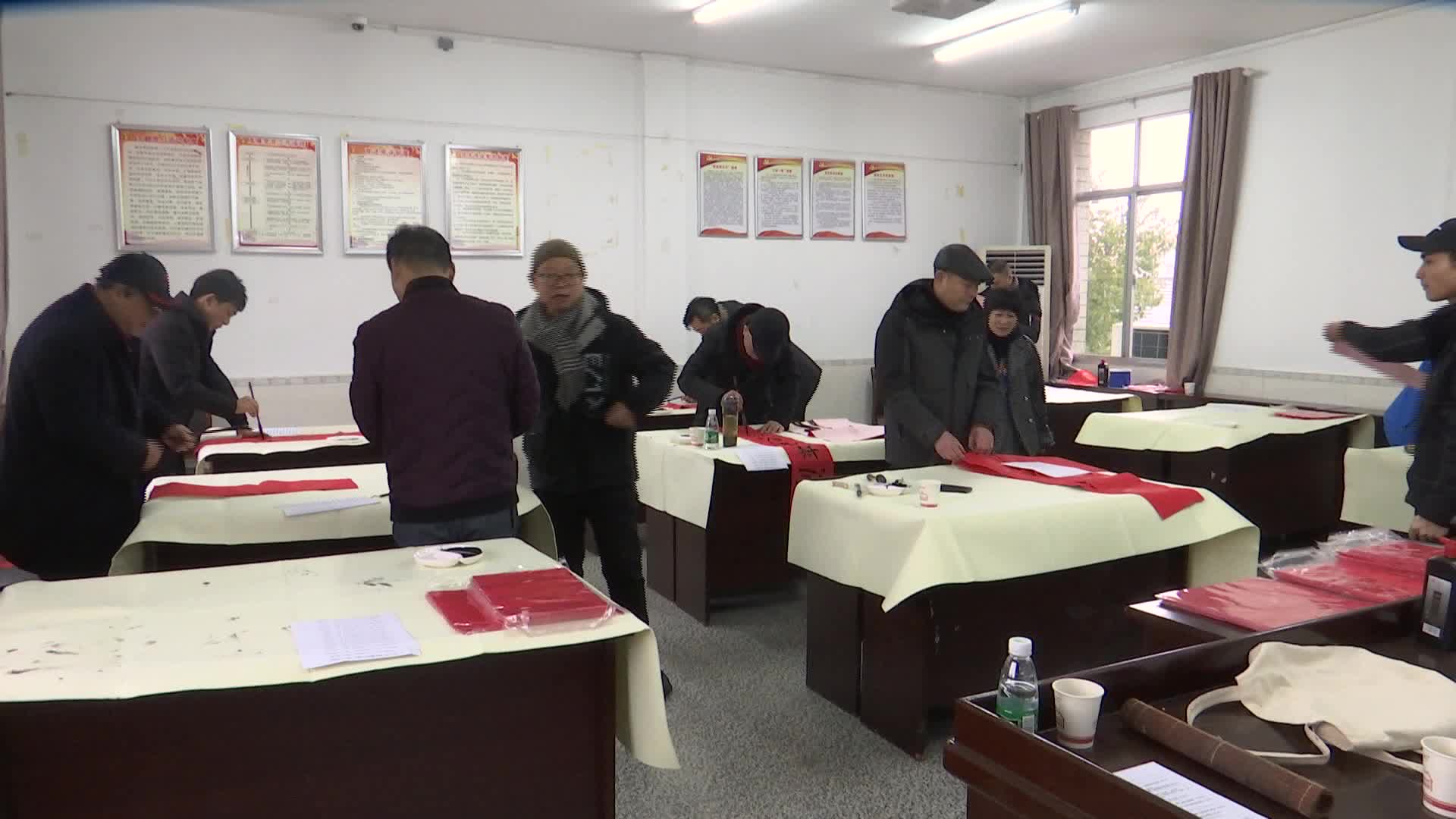 芦荻山乡开展新春送春联活动