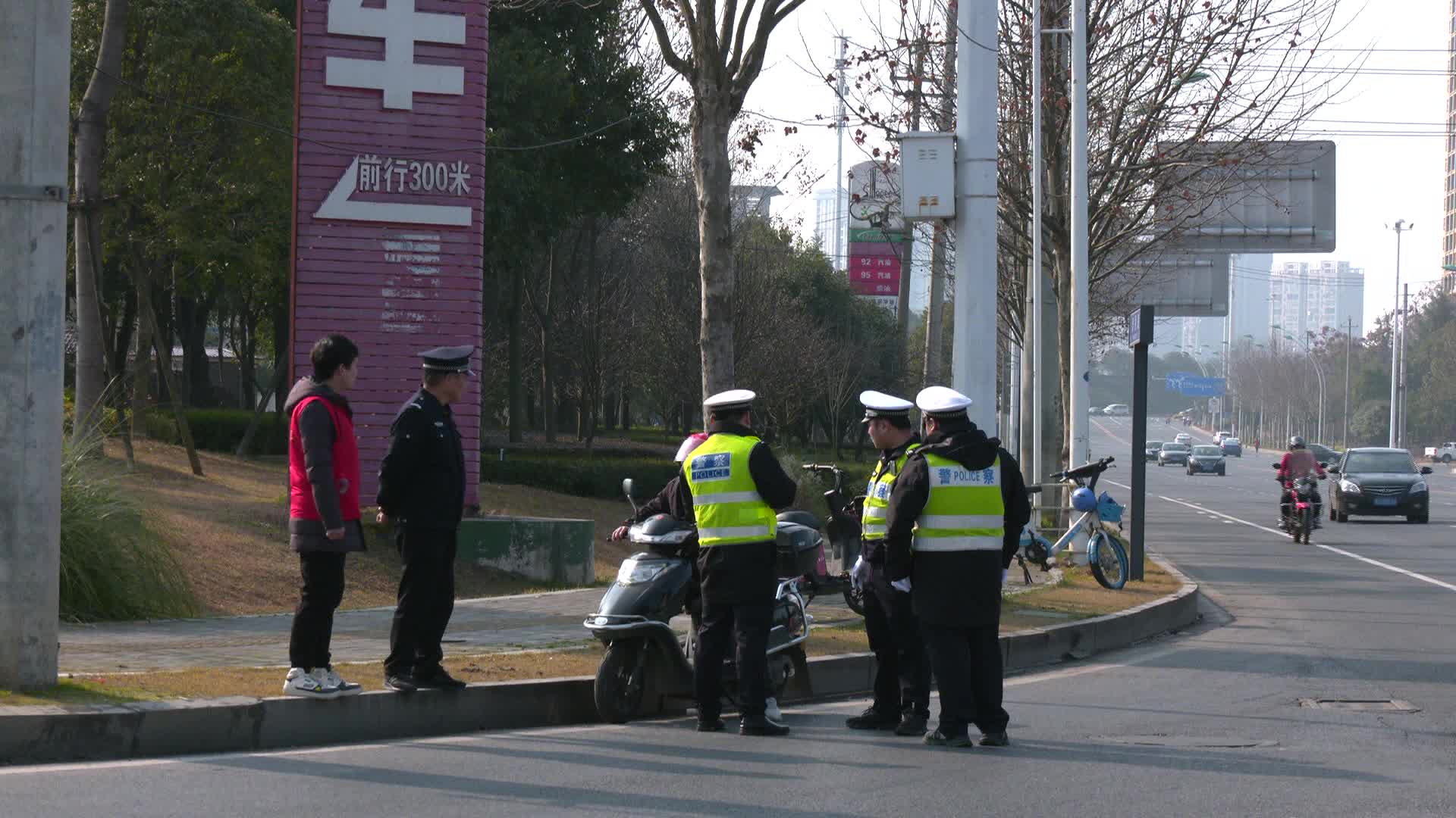 启明街道联合相关单位开展节后“戴帽工程”集中整治行动