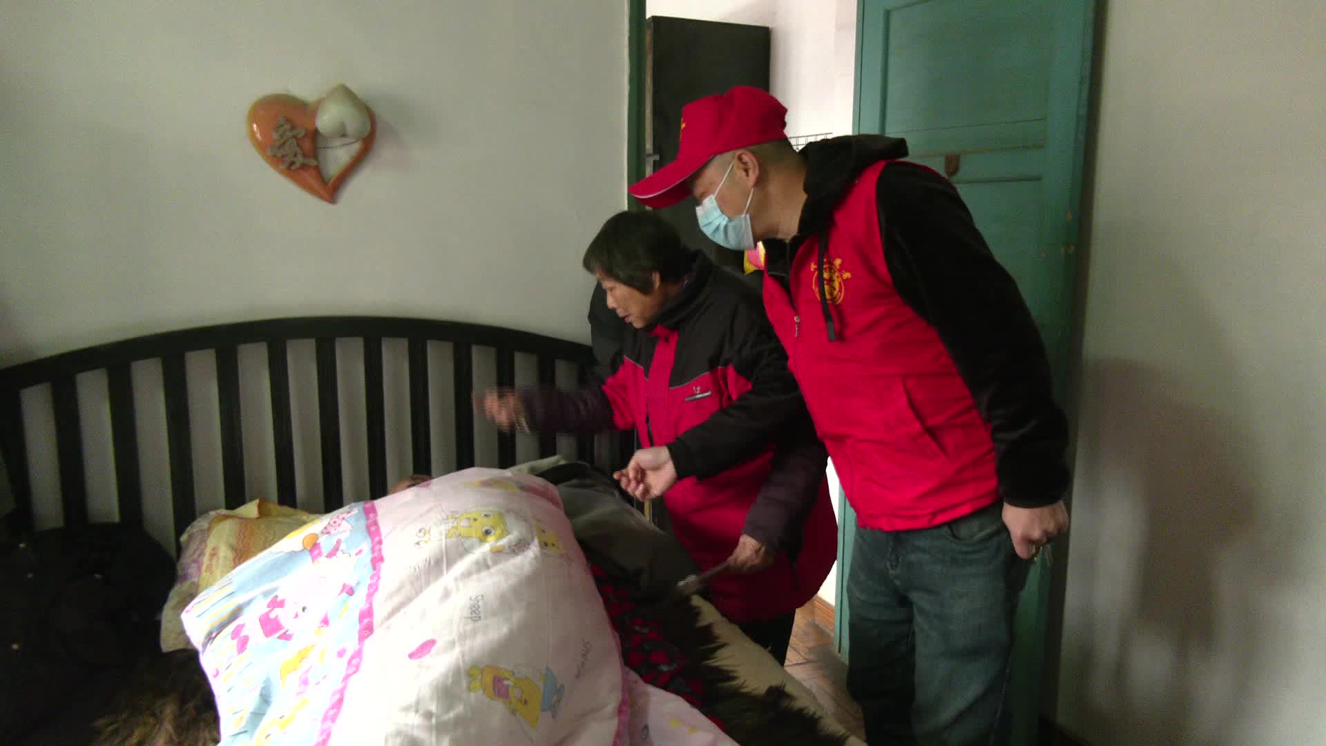 新光社区：为老年人上门办理养老保险资格认证