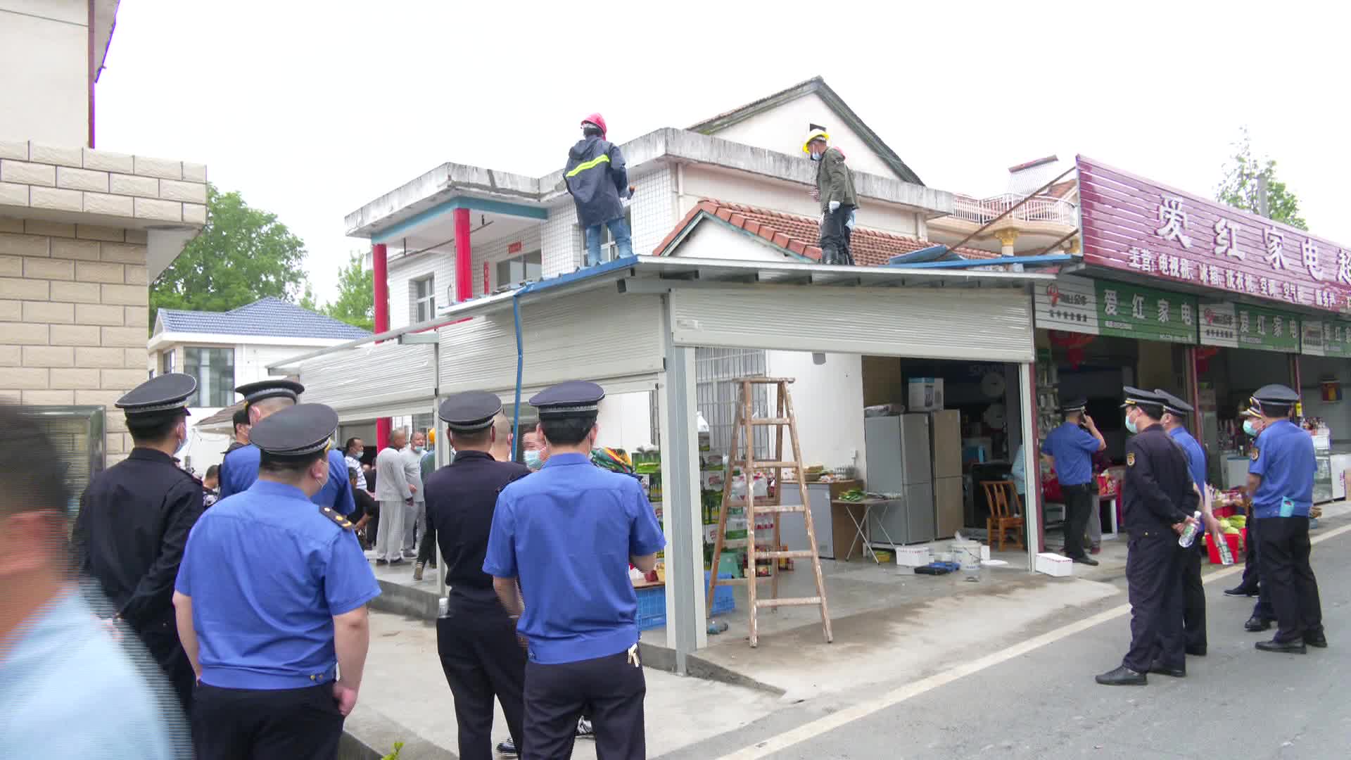 芦荻山乡依法拆除违章建筑