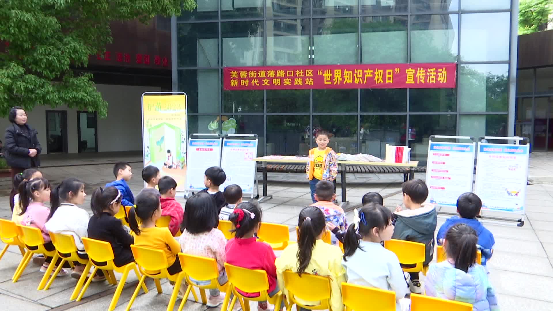 落路口社区开展版权保护暨“扫黄打非”宣传活动
