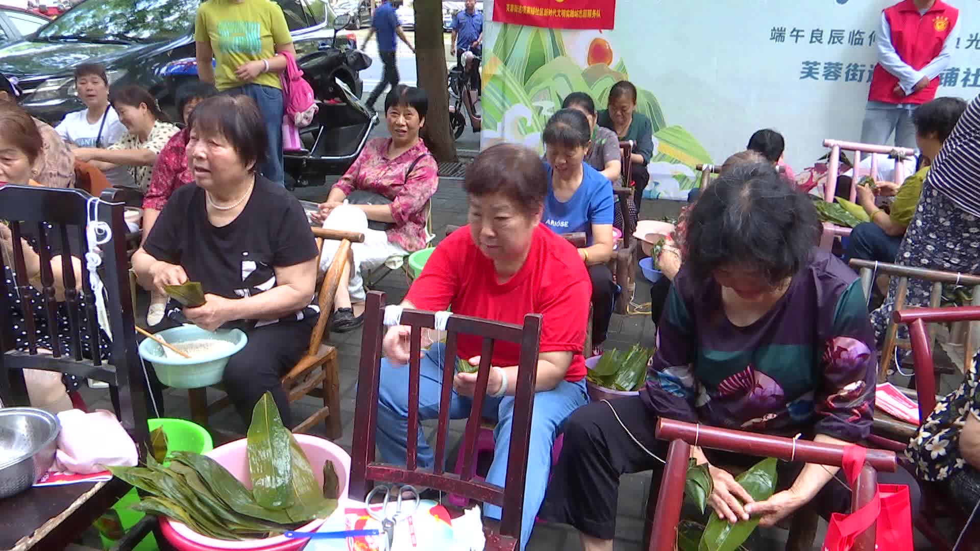 芙蓉街道项家铺社区开展包粽子庆端午主题活动