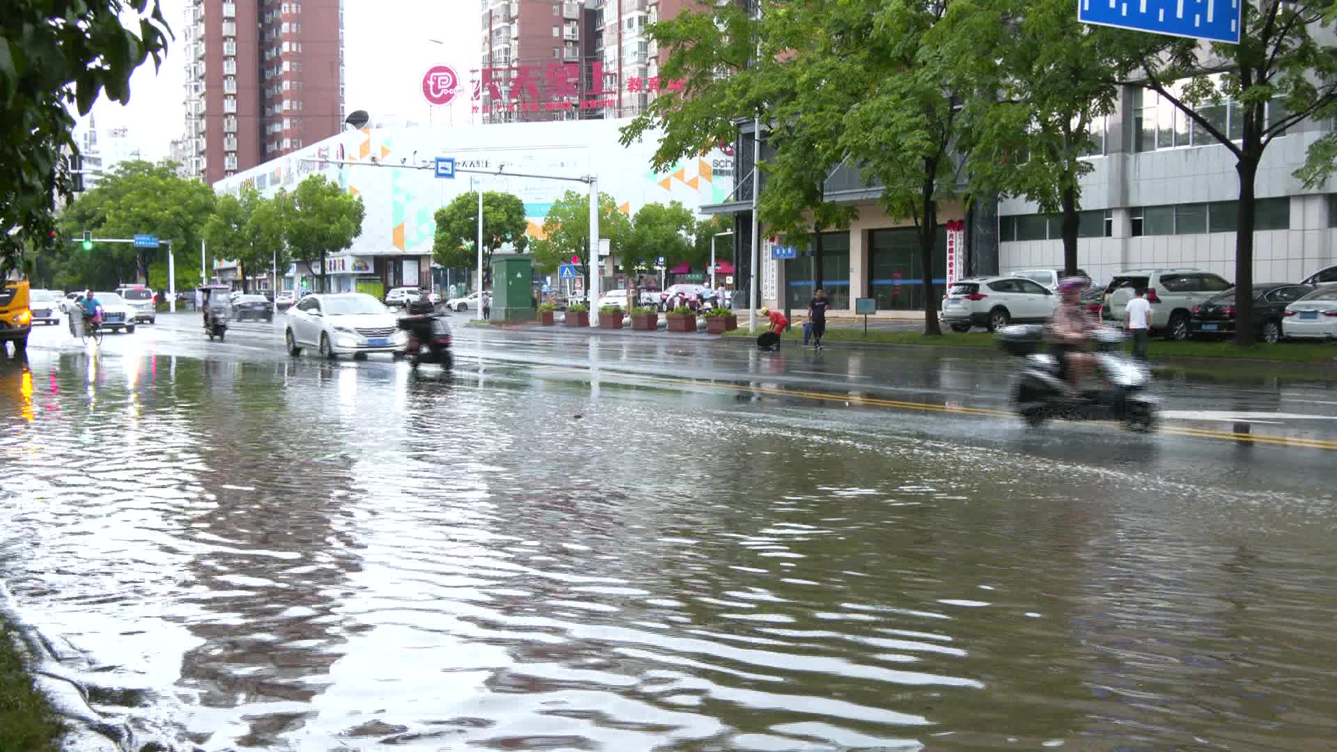 暴雨突袭 武陵区迅速出击 全力保障城市有序运行