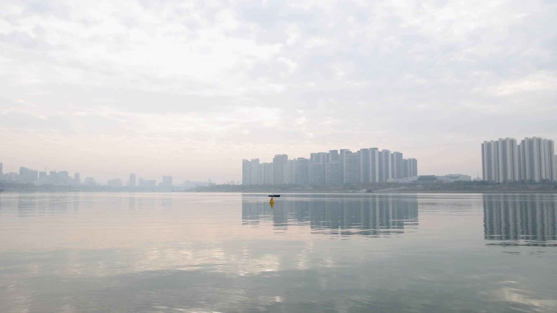 冬泳爱好者畅游沅江忆伟人