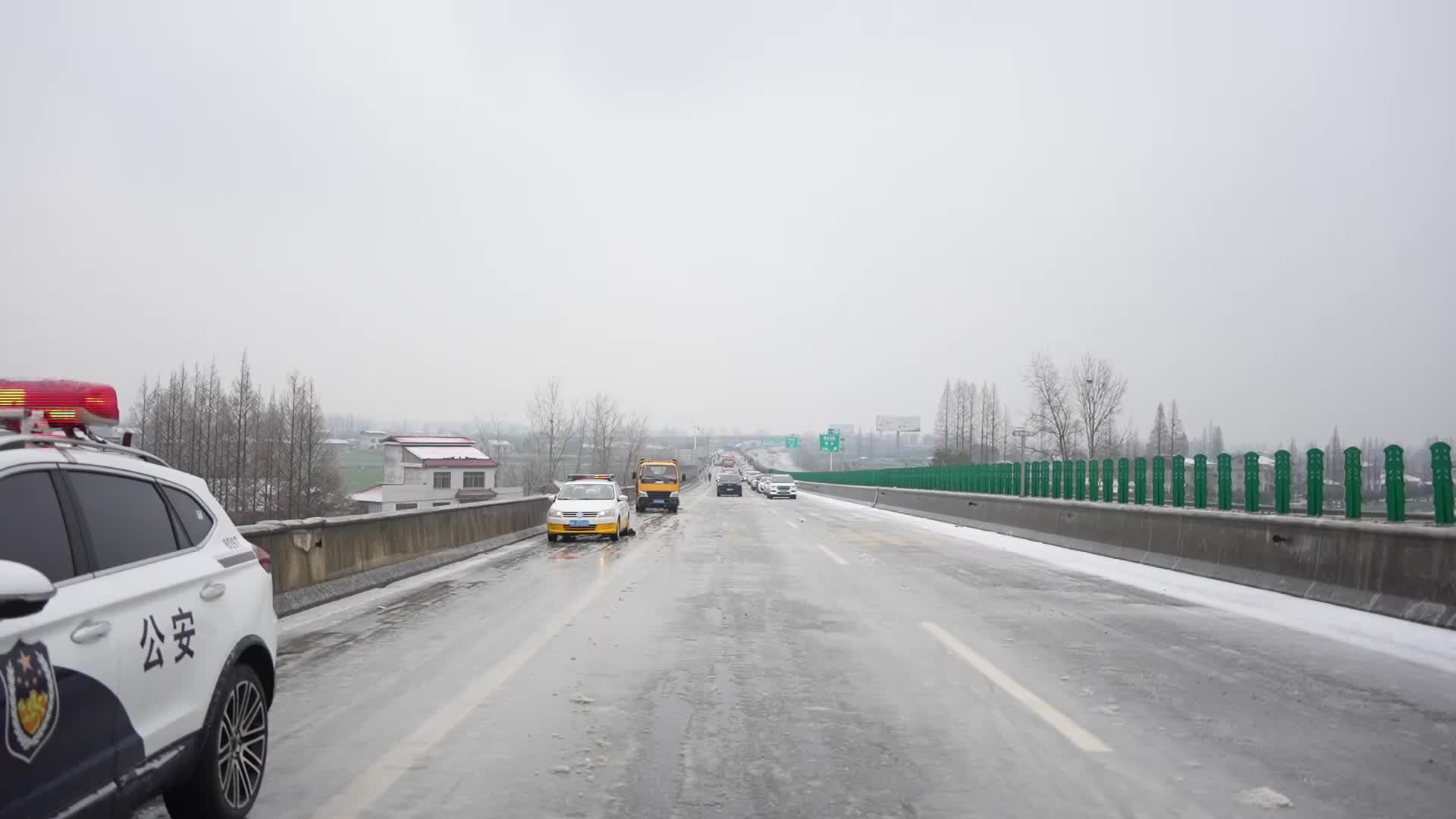 常德：四条高速公路交通管制 5千名志愿者扫雪除冰