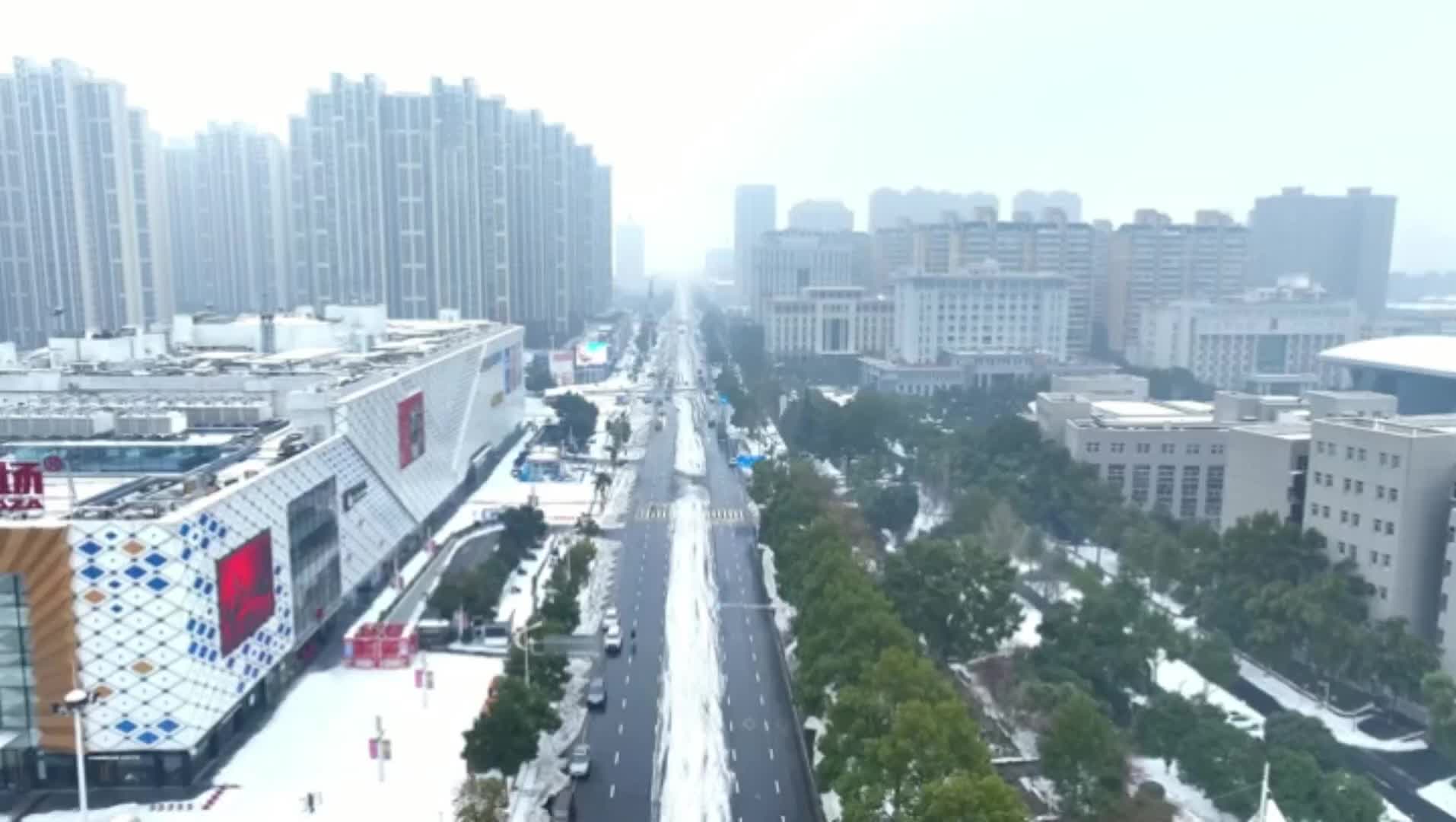 武陵区：环卫部门全力铲雪除冰保畅通