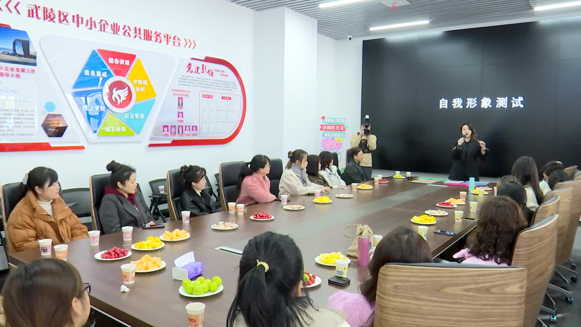 武陵区工信局举办全区女性企业家“三八节”主题沙龙活动