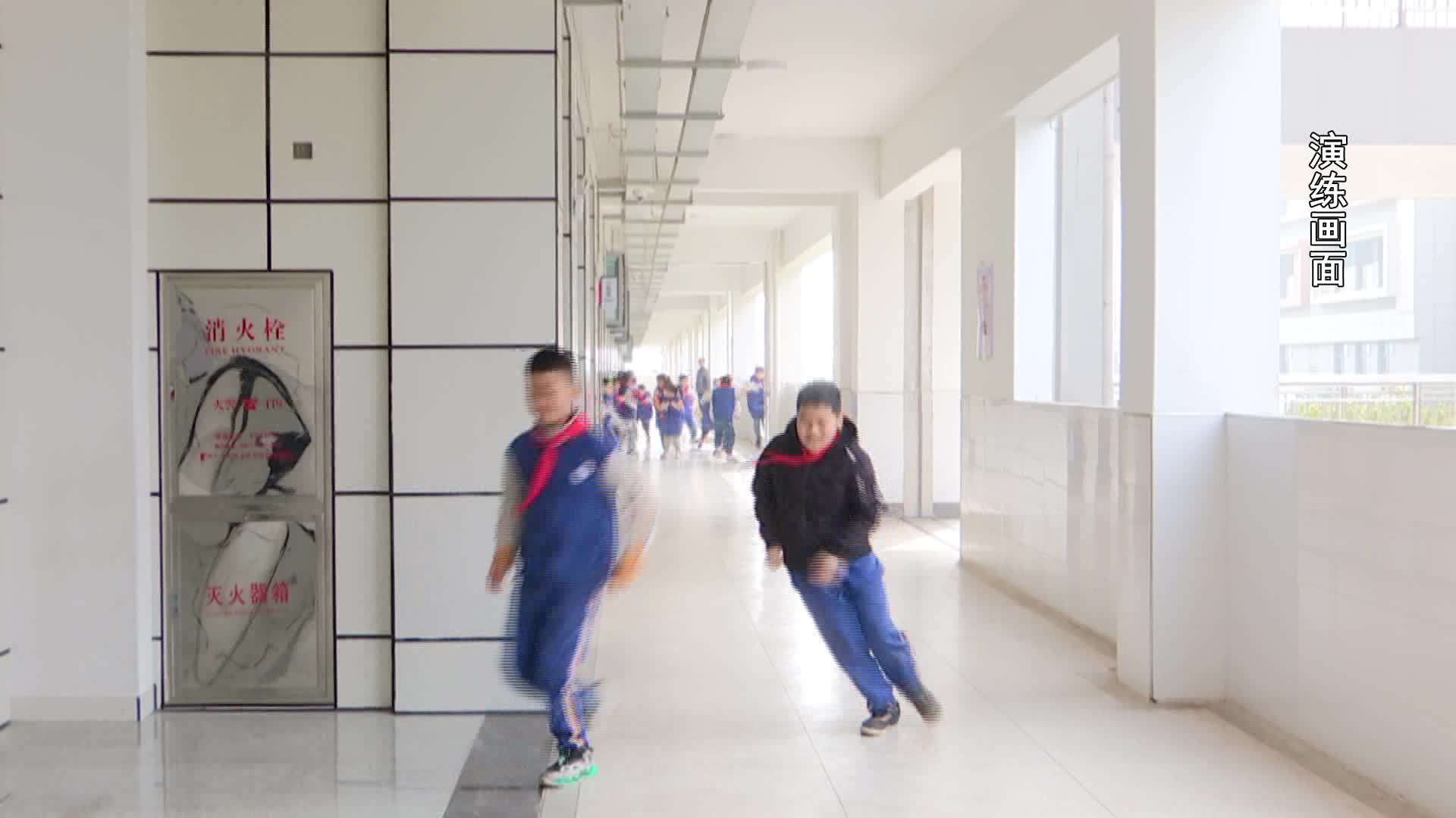 中建育英小学开展防踩踏应急疏散演练