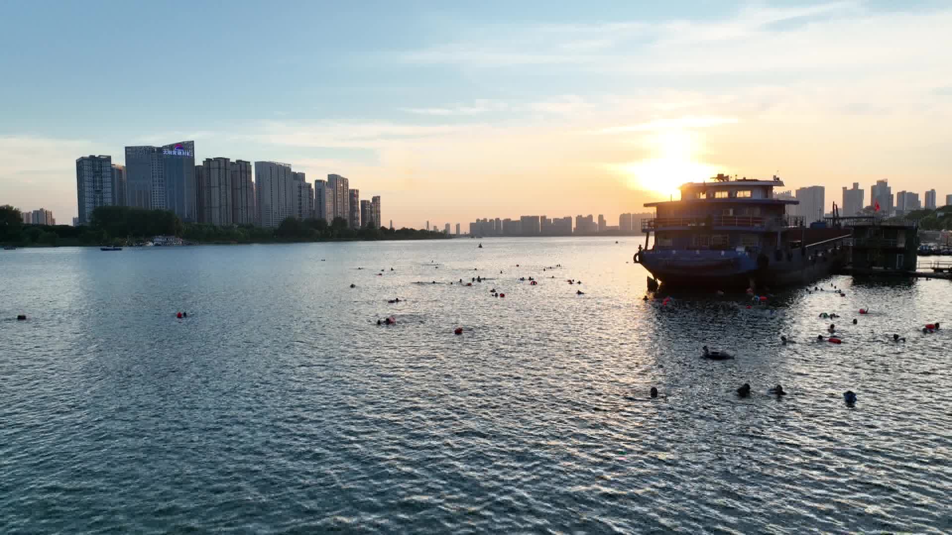 义务巡逻防溺水 筑起江边“生命堤防”