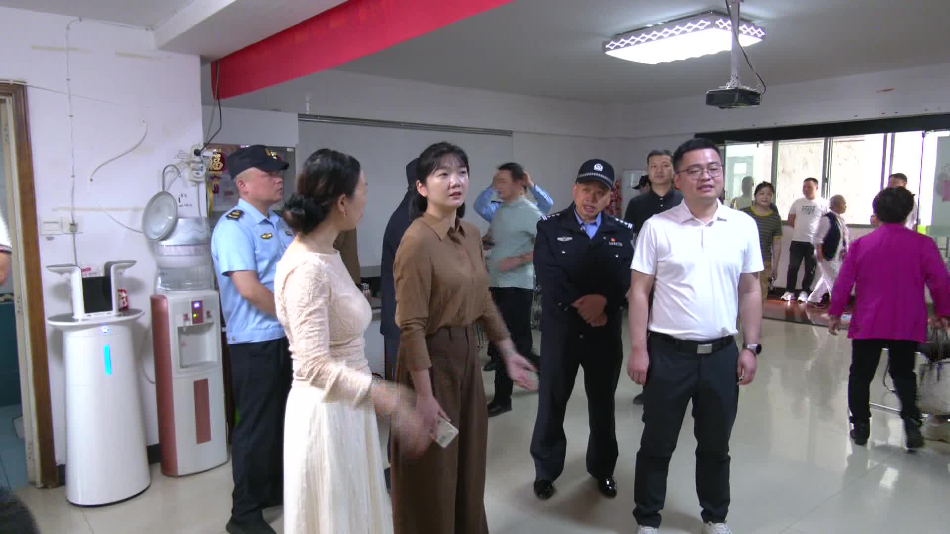 府坪街道开展防范和处置非法集资“扫楼”专项行动