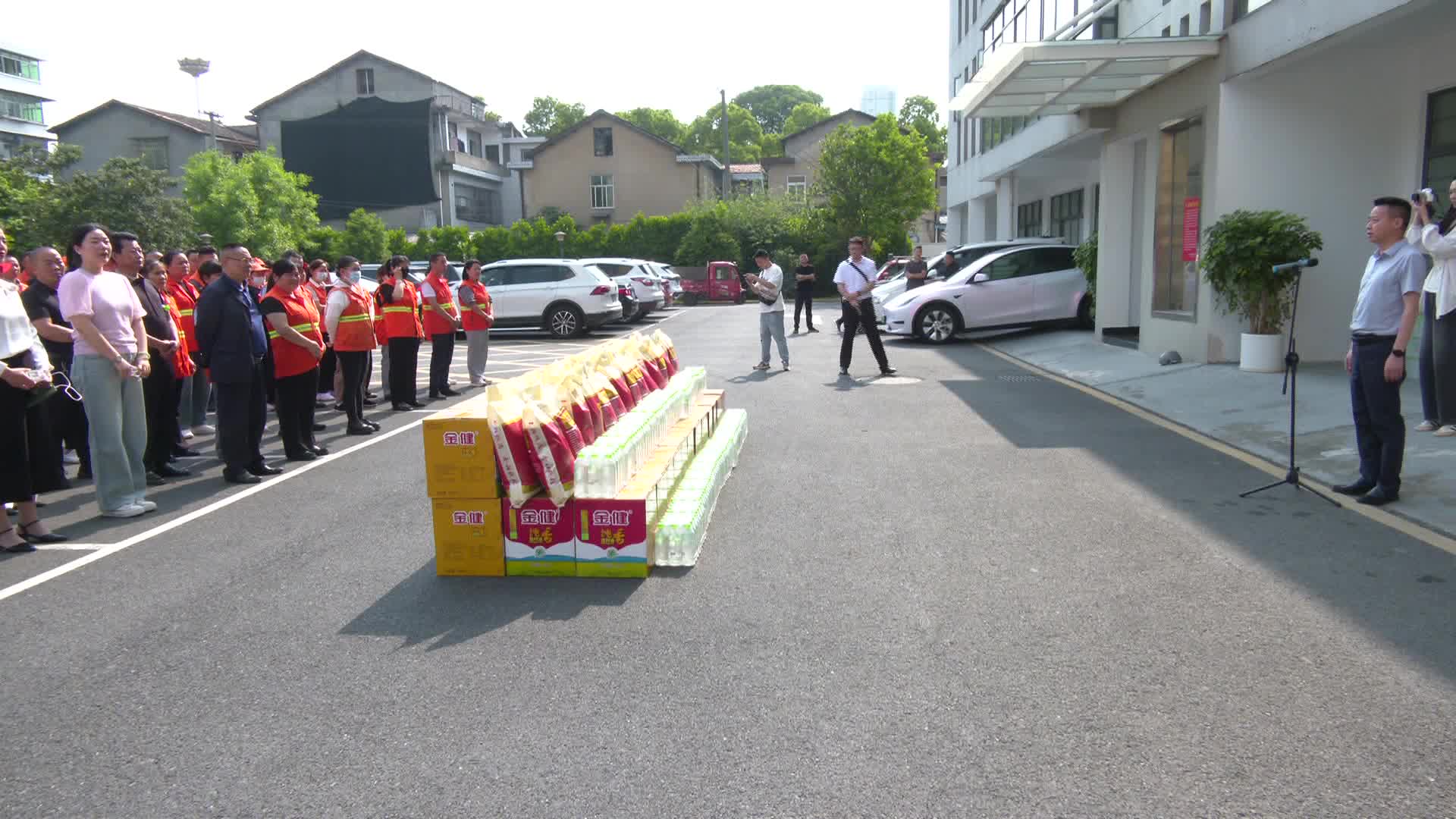 常德市政府采购协会慰问“城市美容师”