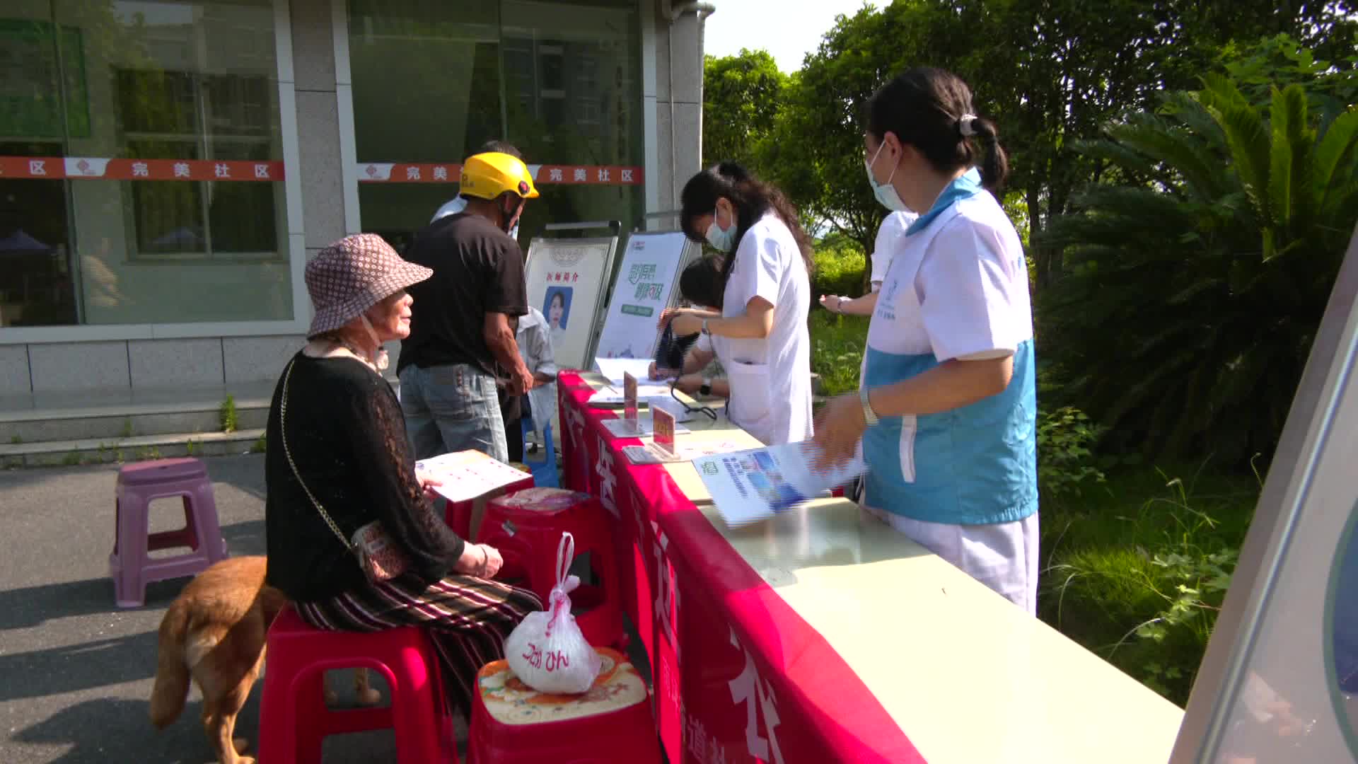 武陵区南坪街道社区卫生服务中心开展家庭医生进农村活动