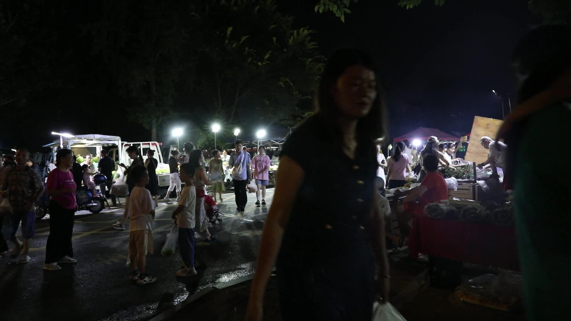 武陵区市场监督管理局：政策法规宣传进夜市 护航市民“舌尖上的安全”