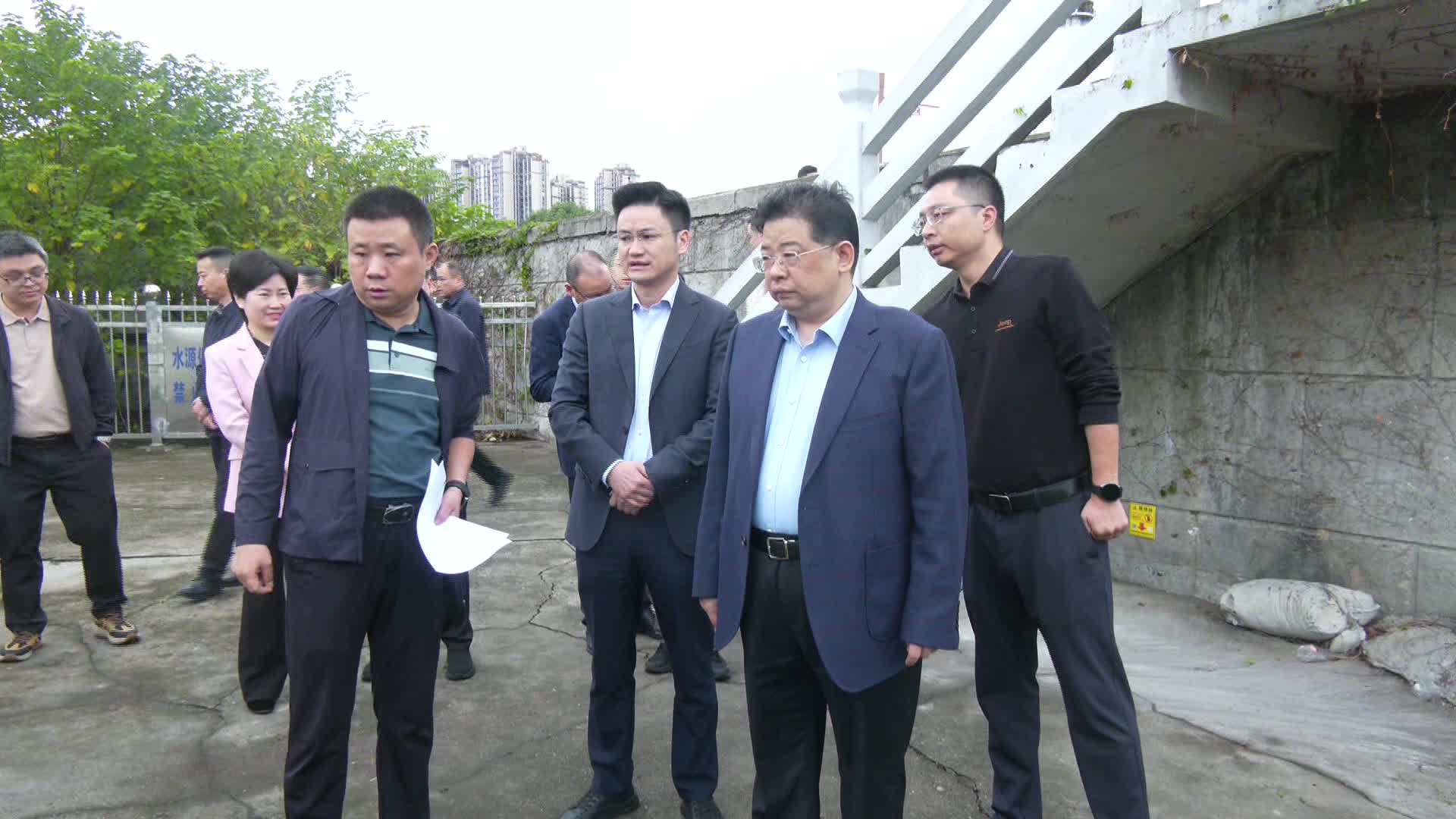 高度重视 立行立改 康少中调度沅水一线大堤及饮用水源地生态环境保护工作