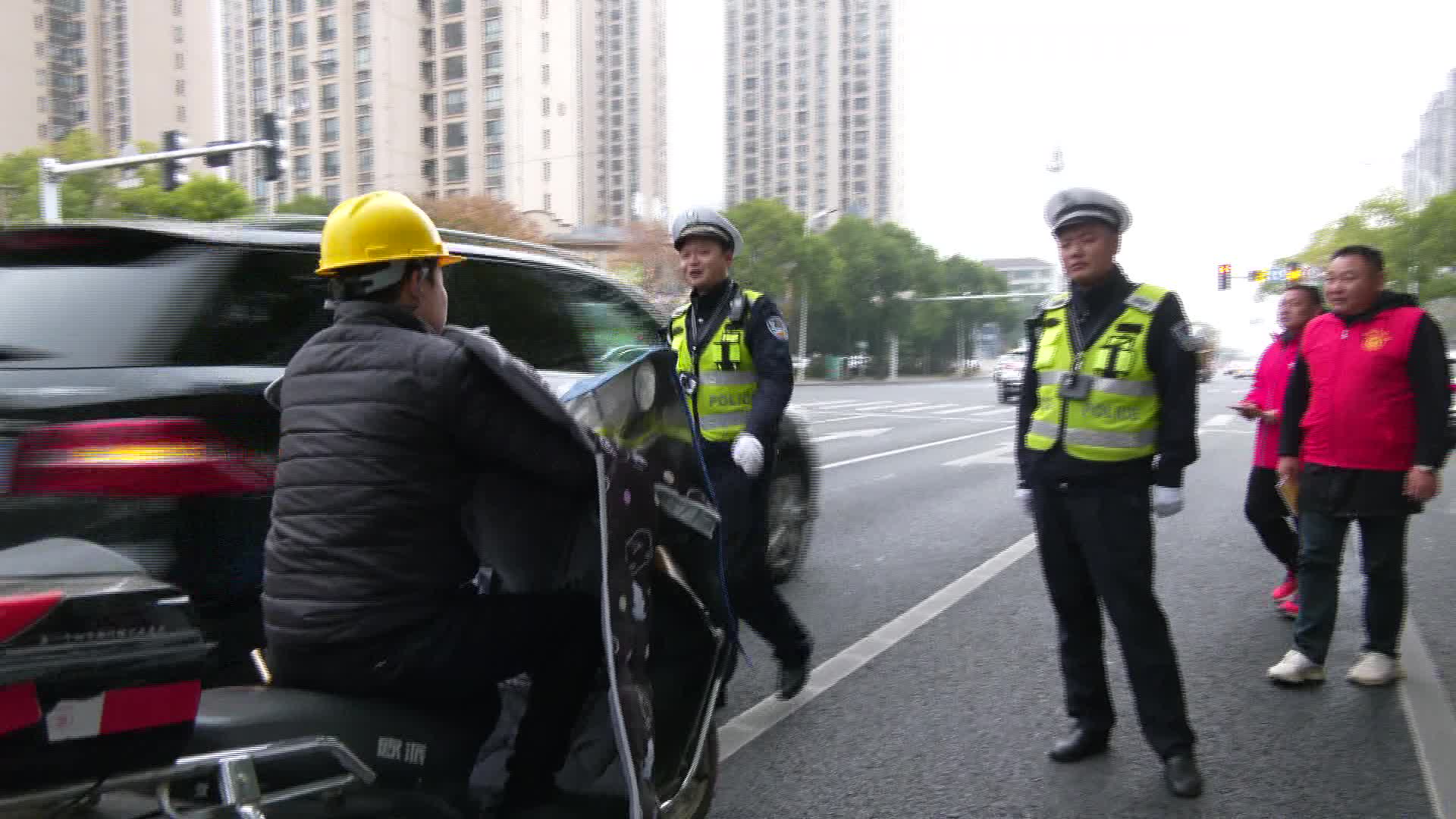 南坪街道联合交警部门开展交通安全宣传整治行动