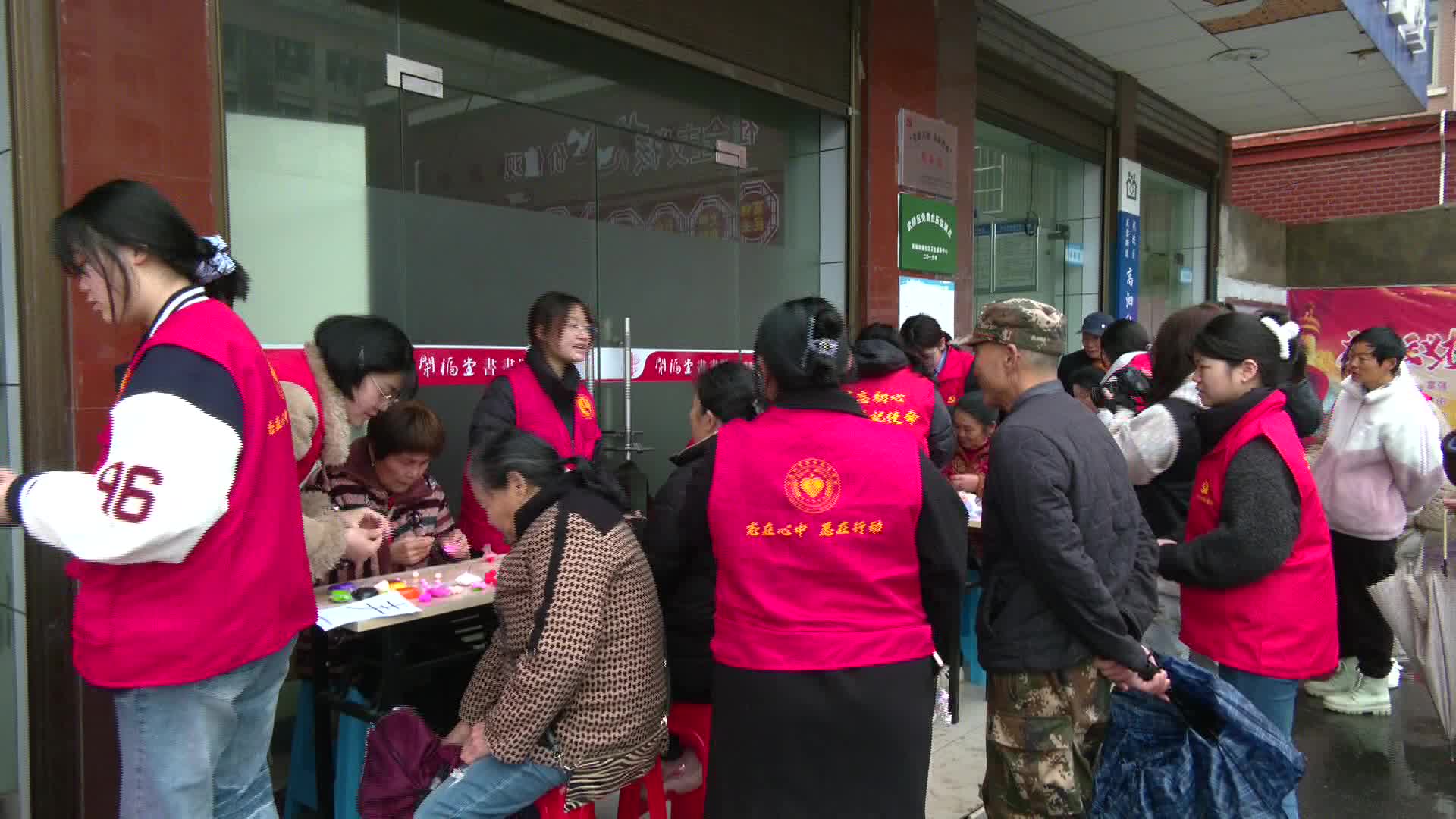 春日暖桑榆 巧手传温情——高泗社区携手湖南幼专学前教育学院开展敬老活动