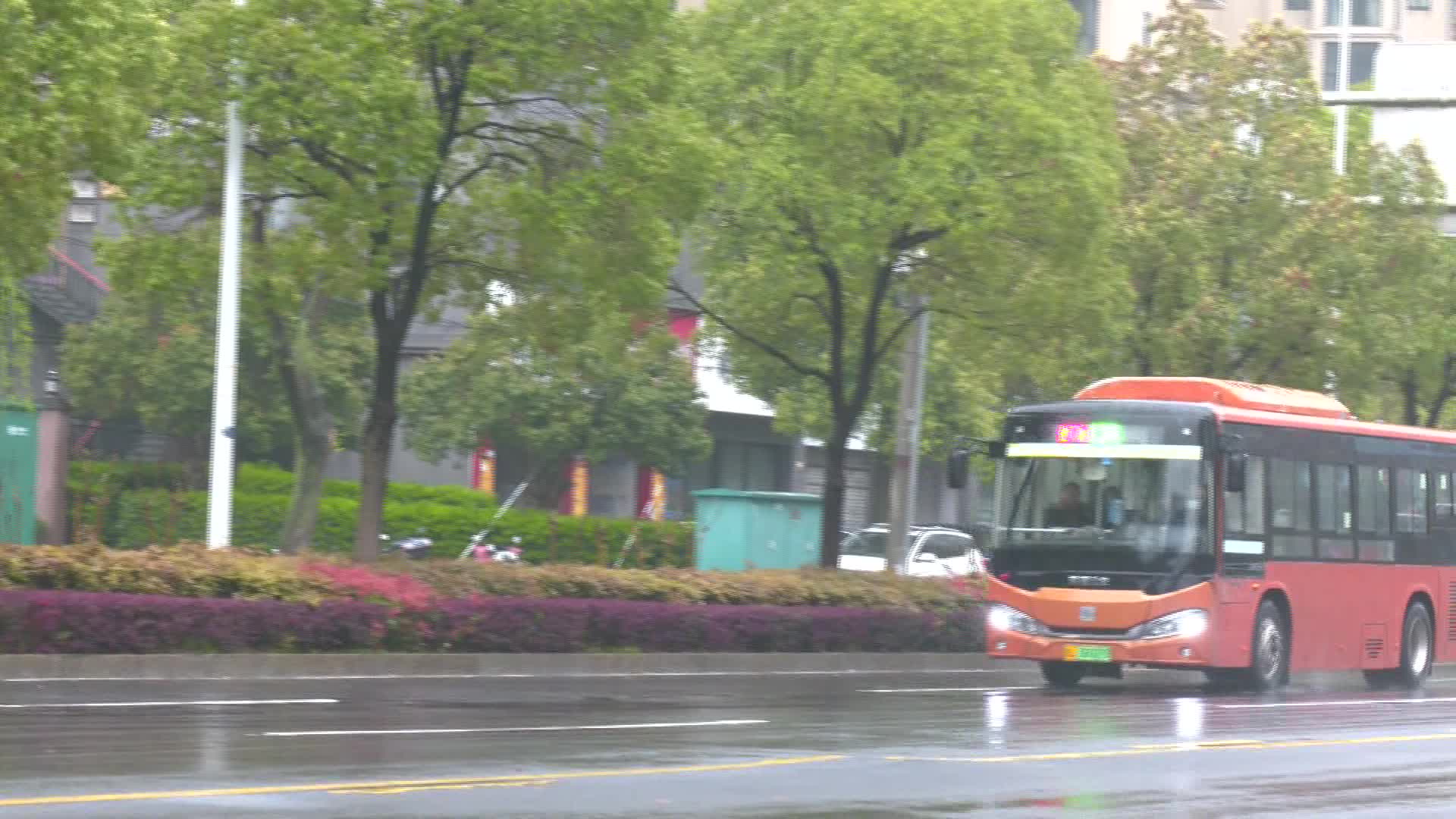 清明祭扫专线增运力 常德市城区13路A线公交加密班次