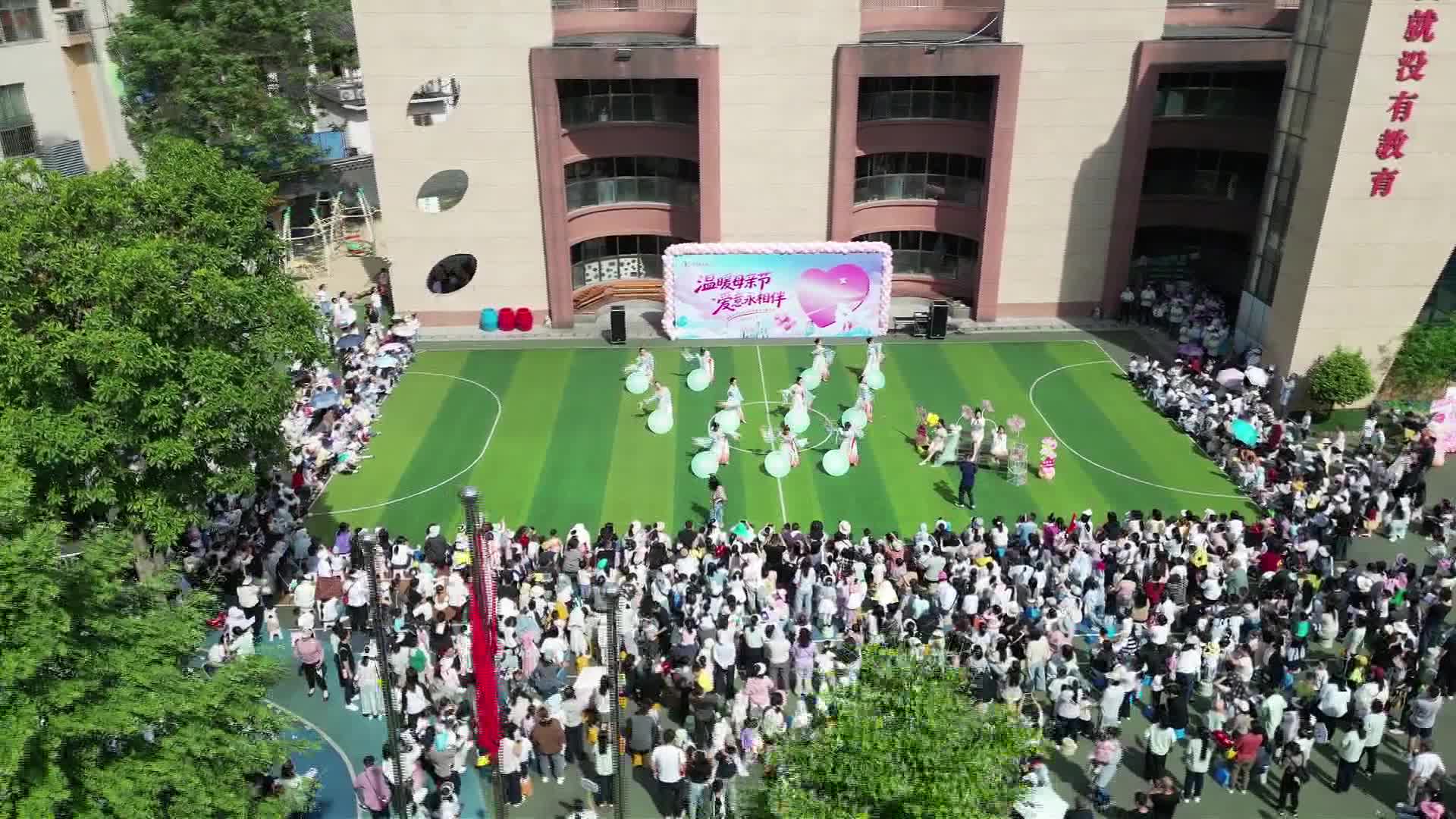 武陵区中心幼儿园：亲子游园情暖母亲节
