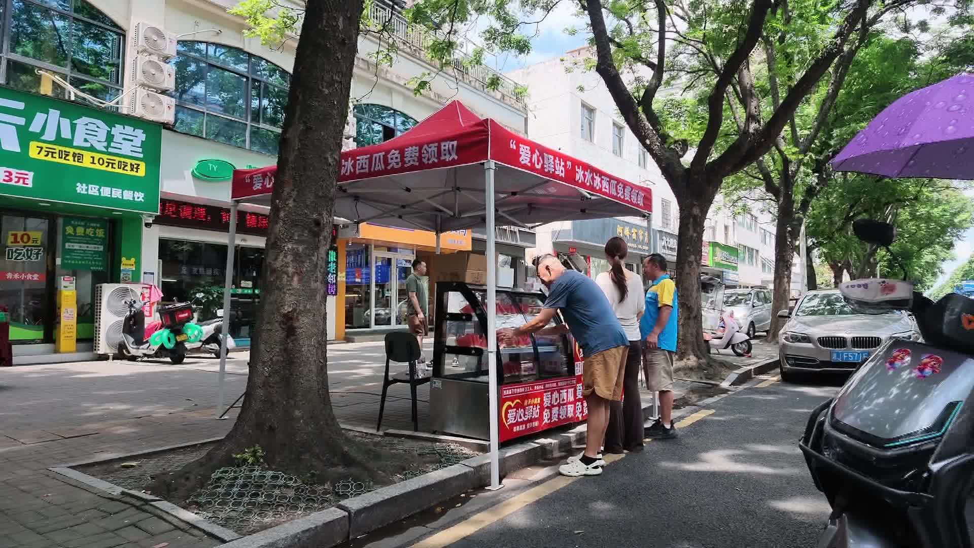 夏日送清凉 爱心驿站情暖一线劳动者