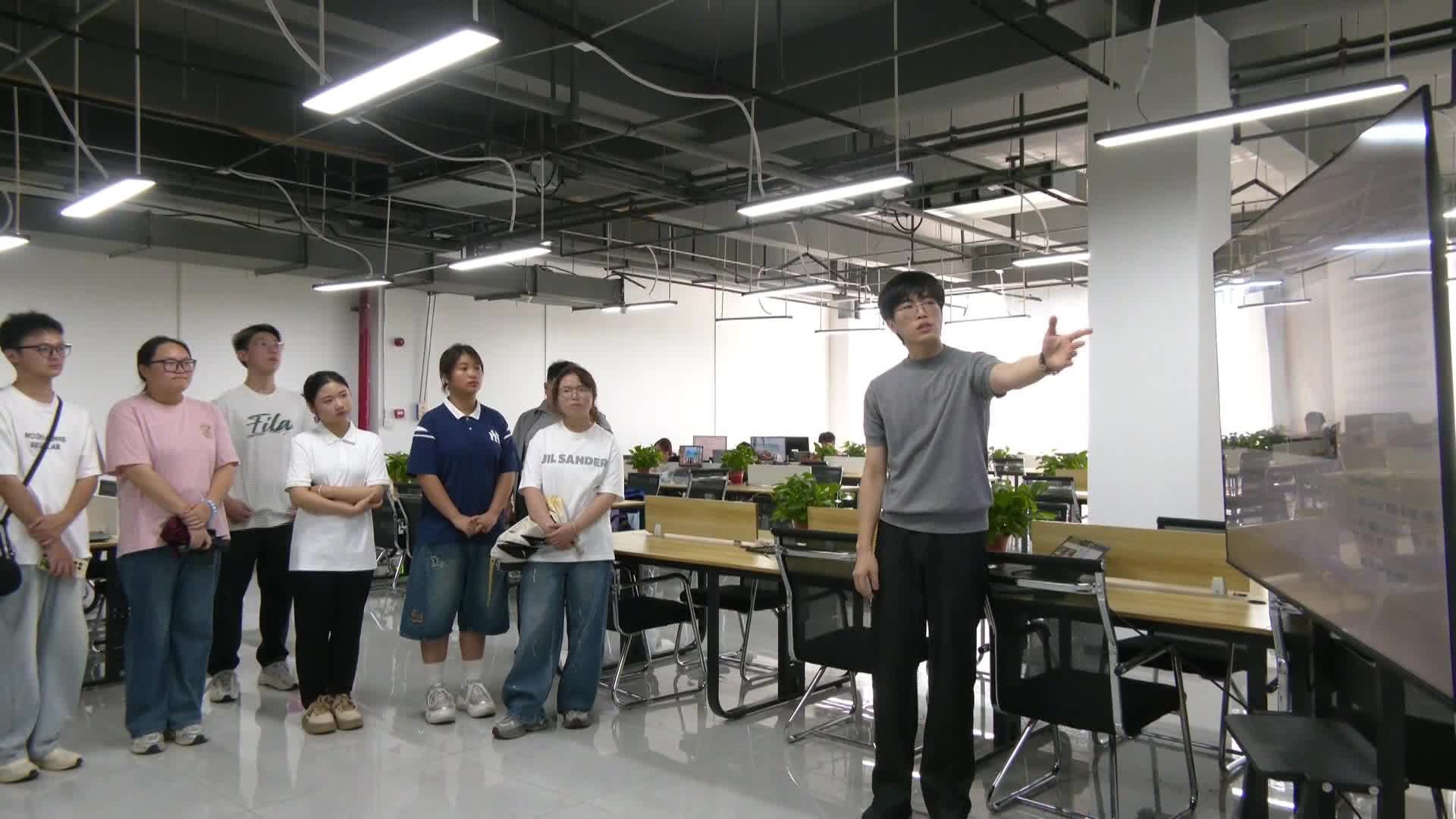 “鸿雁”归乡“企”遇武陵 返乡学子访企拓岗觅新机