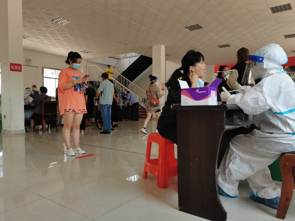 现场直击：新增核酸检测点市民有序排队、分批进场