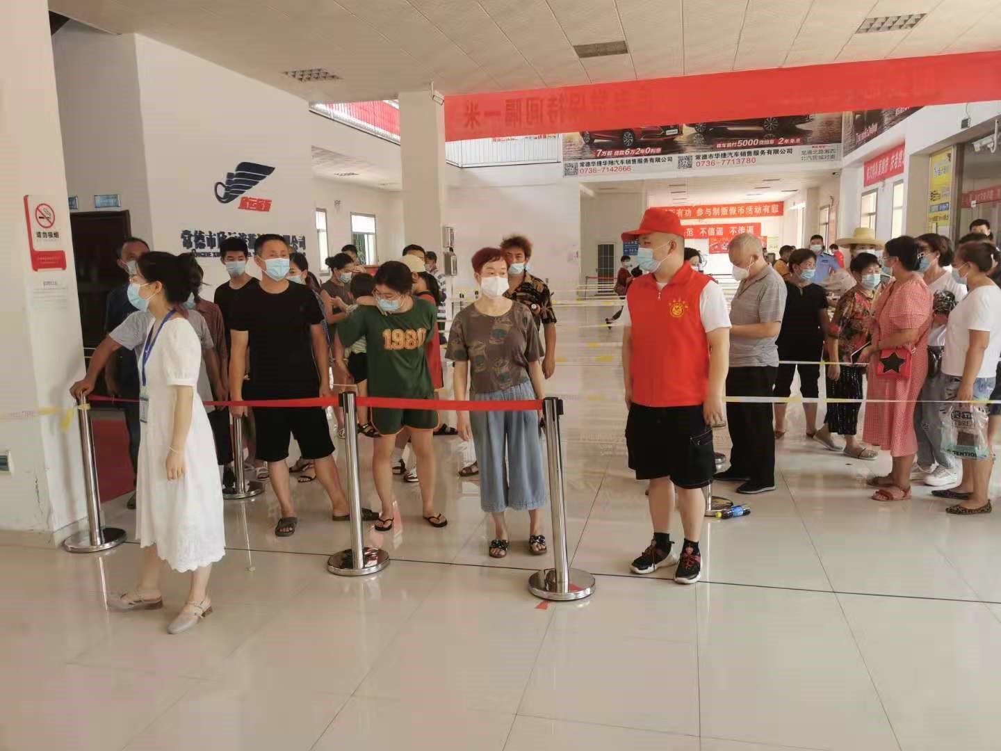 岩坪社区志愿服务者，积极开展疫情防控志愿服务