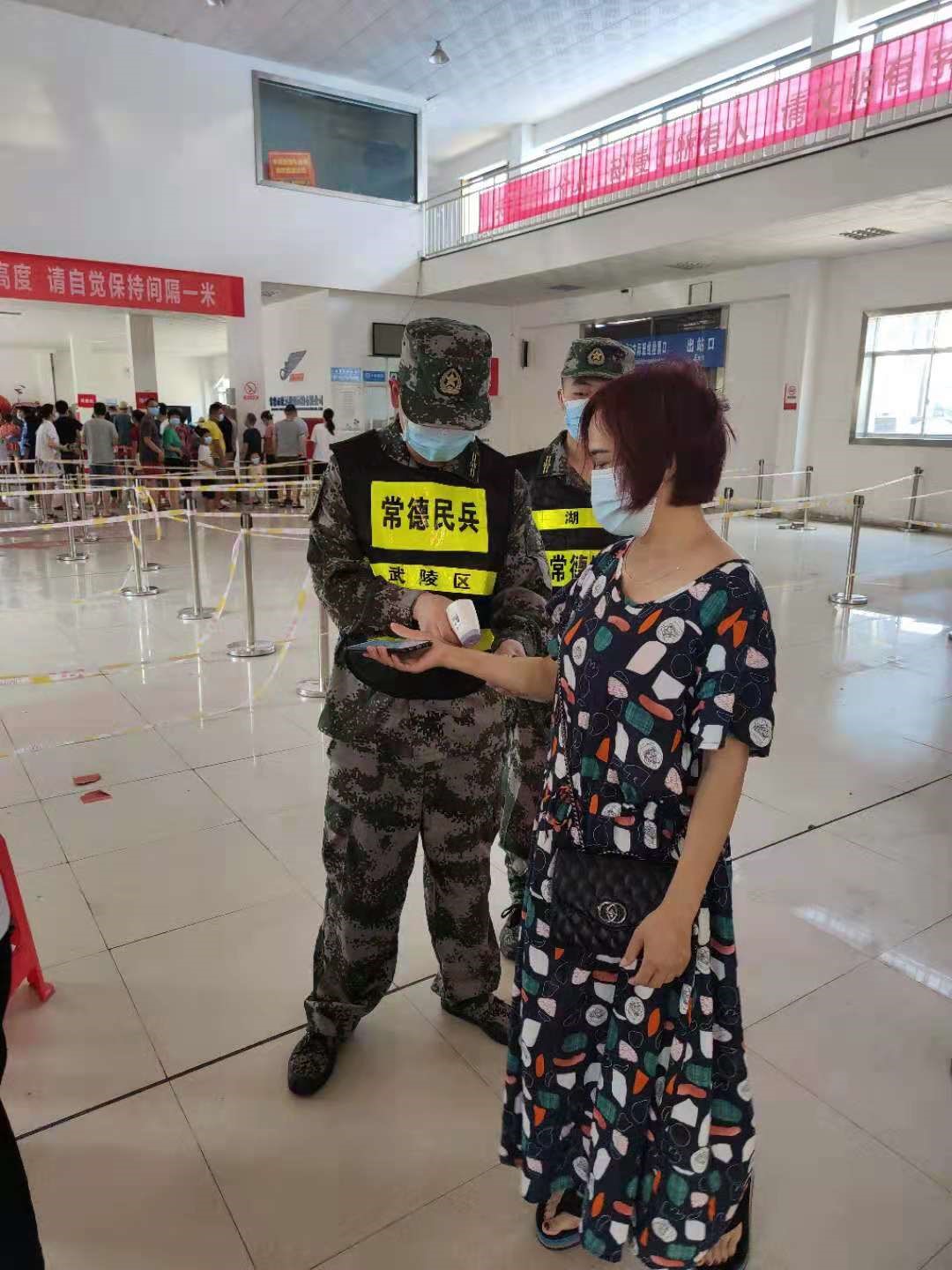 战“疫”一线“迷彩绿”