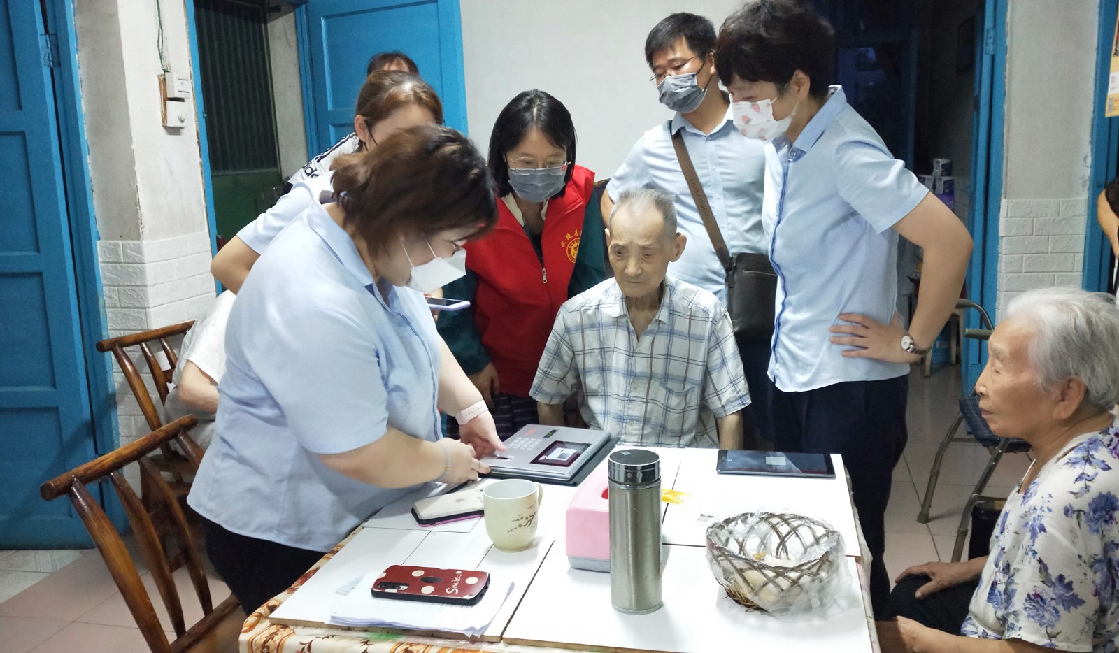 芙蓉街道华南社区：我为群众办实事，上门办卡解民忧