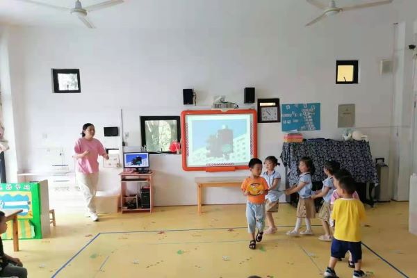 武陵区丹洲乡坪湖幼儿园：开学第一课，萌娃学交通