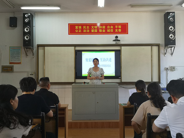 青蓝结对，互助互进 ——滨湖小学开展师徒结对活动