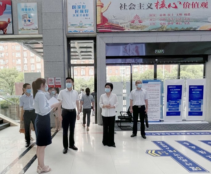 寻健区长来武陵区政务服务中心现场调研