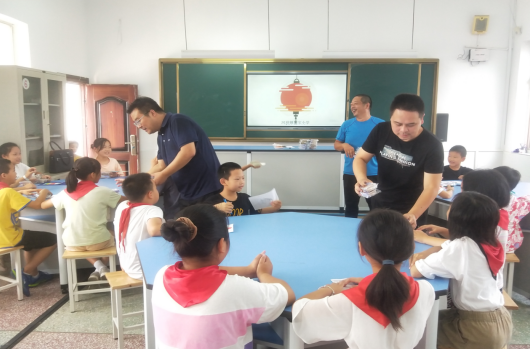 河洑镇汇华聚宝小学：情浓暖暖中秋节，圆圆月饼幸福味
