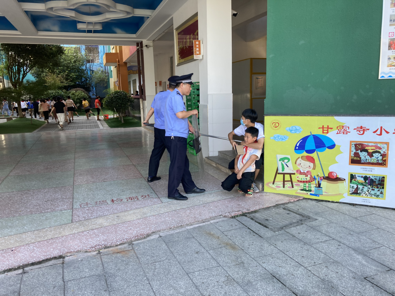 反恐防暴警钟鸣 校园安全共演练——旭辉东升小学反恐防暴演练活动