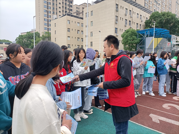 武陵区永安街道开展“戴帽工程”交通安全进校园志愿活动
