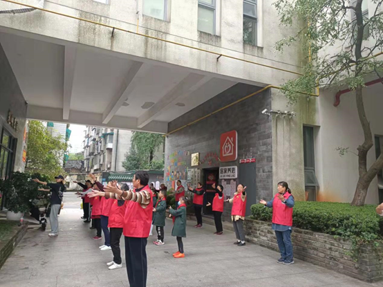 小小志愿者进社区   关爱老人传递温情